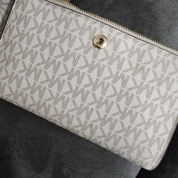 MK - Picture 3 of 13